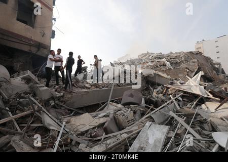 Palestinians inspect the ruins of Watan Tower destroyed in Israeli airstrikes Palestinians inspect the ruins of Watan Tower destroyed in Israeli airstrikes in Gaza city, on October 8, 2023. Fighting between Israeli forces and the Palestinian militant group Hamas raged on October 8, with hundreds killed on both sides after a surprise attack on Israel prompted Prime Minister Benjamin Netanyahu to warn they were embarking on a long and difficult war . Photo by Naaman Omar apaimages Gaza city Gaza Strip Palestinian Territory 081023 GAZA NAA 0056 Copyright: xapaimagesxNaamanxOmarxxxapaimagesx Stock Photo