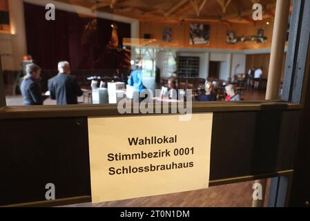 Schwangau, Germany. 08th Oct, 2023. Voters cast their ballots at a polling station. In Bavaria, the election for the 19th Bavarian state parliament takes place on Sunday. Credit: Karl-Josef Hildenbrand/dpa/Alamy Live News Stock Photo