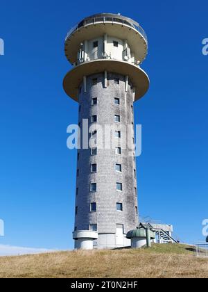 Feldberg Themenbild - Feldberg, Feldbergblick im Schwarzwald, im Naturpark Südschwarzwald, südlicher Schwarzwald, Tourismus Themenbild - Feldberg, Feldbergblick im Schwarzwald, im Naturpark Südschwarzwald, südlicher Schwarzwald, Tourismus Mit 1493 m ist der Feldberg, Landkreis Breisgau-Hochschwarzwald, im Naturpark Schwarzwald, im südlichen Schwarzwald, der höchste Berg, Gipfel in Baden-Württemberg. Das Schwarzwälder Schinkenmuseum am Feldberg, Feldbergturm am Seebuck Symbolbild, Themenbild, Featurebild *** Feldberg theme image Feldberg, Feldbergblick in the Black Forest, in the Southern Black Stock Photo