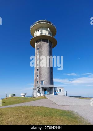 Feldberg Themenbild - Feldberg, Feldbergblick im Schwarzwald, im Naturpark Südschwarzwald, südlicher Schwarzwald, Tourismus Themenbild - Feldberg, Feldbergblick im Schwarzwald, im Naturpark Südschwarzwald, südlicher Schwarzwald, Tourismus Mit 1493 m ist der Feldberg, Landkreis Breisgau-Hochschwarzwald, im Naturpark Schwarzwald, im südlichen Schwarzwald, der höchste Berg, Gipfel in Baden-Württemberg. Das Schwarzwälder Schinkenmuseum am Feldberg, Feldbergturm am Seebuck Symbolbild, Themenbild, Featurebild *** Feldberg theme image Feldberg, Feldbergblick in the Black Forest, in the Southern Black Stock Photo