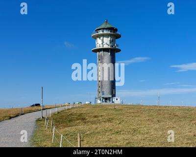 Feldberg Themenbild - Feldberg, Feldbergblick im Schwarzwald, im Naturpark Südschwarzwald, südlicher Schwarzwald, Tourismus Themenbild - Feldberg, Feldbergblick im Schwarzwald, im Naturpark Südschwarzwald, südlicher Schwarzwald, Tourismus Mit 1493 m ist der Feldberg, Landkreis Breisgau-Hochschwarzwald, im Naturpark Schwarzwald, im südlichen Schwarzwald, der höchste Berg, Gipfel in Baden-Württemberg. Das Schwarzwälder Schinkenmuseum am Feldberg, Feldbergturm am Seebuck Symbolbild, Themenbild, Featurebild *** Feldberg theme image Feldberg, Feldbergblick in the Black Forest, in the Southern Black Stock Photo