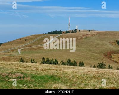 Feldberg Themenbild - Feldberg, Feldbergblick im Schwarzwald, im Naturpark Südschwarzwald, südlicher Schwarzwald, Tourismus Themenbild - Feldberg, Feldbergblick im Schwarzwald, im Naturpark Südschwarzwald, südlicher Schwarzwald, Tourismus Mit 1493 m ist der Feldberg, Landkreis Breisgau-Hochschwarzwald, im Naturpark Schwarzwald, im südlichen Schwarzwald, der höchste Berg, Gipfel in Baden-Württemberg. Friedrich-Luise-Turm auf dem Gipfel des Feldbergs im Schwarzwald, Feldbergturm, Wetterradaranlage und Wetterstation. Symbolbild, Themenbild, Featurebild *** Feldberg theme image Feldberg, Feldbergb Stock Photo