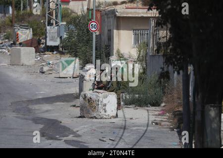 West Bank, Palestine. 8th Oct 2023. Israeli forces close the northern entrance of the Palestinian city of Hebron in the West Bank Israeli forces close the northern entrance of the Palestinian city of Hebron in the West Bank on October 08, 2023. Photo by Mamoun Wazwaz apaimages Hebron West Bank Palestinian Territory 081023 HEBRON MW 0028 Copyright: xapaimagesxMamounxWazwazxxapaimagesx Credit: Imago/Alamy Live News Stock Photo