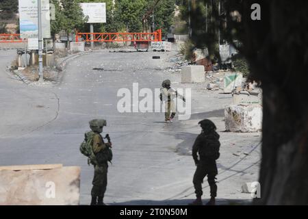 West Bank, Palestine. 8th Oct 2023. Israeli forces close the northern entrance of the Palestinian city of Hebron in the West Bank Israeli forces close the northern entrance of the Palestinian city of Hebron in the West Bank on October 08, 2023. Photo by Mamoun Wazwaz apaimages Hebron West Bank Palestinian Territory 081023 HEBRON MW 0019 Copyright: xapaimagesxMamounxWazwazxxapaimagesx Credit: Imago/Alamy Live News Stock Photo