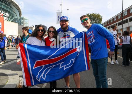 Tottenham Hotspur Stadium, London, UK. 8th Oct, 2023. NFL UK Football, Jacksonville Jaguars versus Buffalo Bills; Fans outside the stadium Credit: Action Plus Sports/Alamy Live News Stock Photo