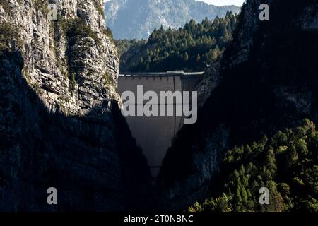 Italy. 07th Oct, 2023. In the gorge of the Vajont torrent, the imposing structure of the dam is pictured. (Photo by Marco Cordone/SOPA Images/Sipa USA) Credit: Sipa USA/Alamy Live News Stock Photo