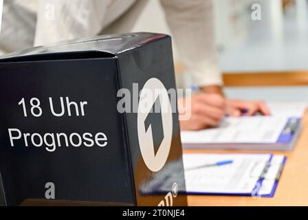 October 8th, 2023, xpsx, local Hanau state elections left to right elections elections ballot paper cross forecast voting room electoral district Stock Photo