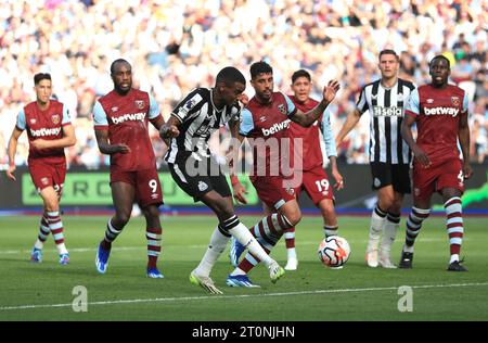 Newcastle United's Alexander Isak scores their side's first goal of the game during the Premier League match at the London Stadium, London. Picture date: Sunday October 8, 2023. Stock Photo