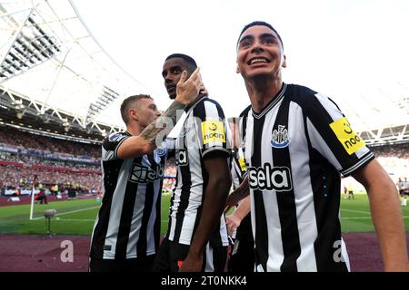 Newcastle United's Alexander Isak (centre) celebrates scoring their side's first goal of the game with team-mates Newcastle United's Kieran Trippier (left) Miguel Almiron during the Premier League match at the London Stadium, London. Picture date: Sunday October 8, 2023. Stock Photo