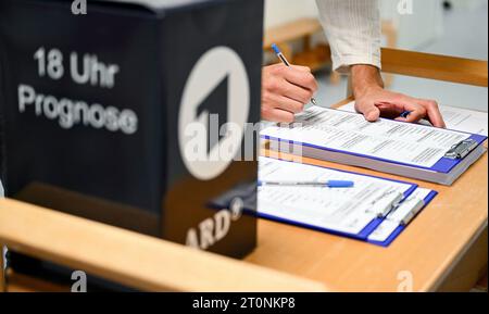 October 8th, 2023, xpsx, local Hanau state elections left to right elections elections ballot paper cross forecast voting room electoral district Stock Photo