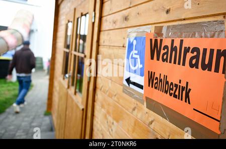 October 8th, 2023, xpsx, local Hanau state elections left to right elections elections ballot paper cross forecast voting room electoral district Stock Photo