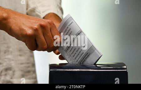 October 8th, 2023, xpsx, local Hanau state elections left to right elections elections ballot paper cross forecast voting room electoral district Stock Photo