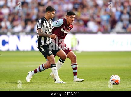 Newcastle United's Bruno Guimaraes (left) and West Ham United's Edson Alvarez battle for the ball during the Premier League match at the London Stadium, London. Picture date: Sunday October 8, 2023. Stock Photo