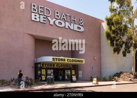 Bed Bath & Beyond store entrance with store closing banners and signs advertising final days discounts with shoppers entering and leaving the store. Stock Photo