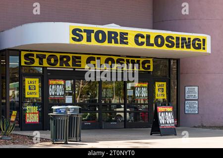 Store entrance with store closing banners and signs advertising final days discounts. Stock Photo