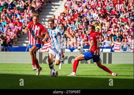 Madrid, Madrid, Spain. 8th Oct, 2023. Martin Zubimendi (Real Sociedad) in action against Nahuel Molina (Atletico Madrid) and Marcos Llorente (Atletico Madrid) during the football match of Spanish championship La Liga EA Sports between Atletico Madrid vs Real Sociedad played at Civitas Metropolitano stadium on October 08, 2023 in Madrid, Spain (Credit Image: © Alberto Gardin/ZUMA Press Wire) EDITORIAL USAGE ONLY! Not for Commercial USAGE! Stock Photo