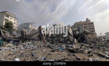 Gaza, Palestine. 8th Oct, 2023. (INT) Palestinians inspect the ruins of the Watan Tower, Palestine Tower, which were destroyed by Israeli air strikes in Gaza City. October 8, 2023. Gaza, Palestine: Palestinians inspect the ruins of the Watan Tower, Palestine Tower, which were destroyed by Israeli air strikes in Gaza City. Fighting raged between Israeli forces and the Palestinian Hamas movement on October 8, as Hundreds of people were killed on both sides after a surprise attack on Israel that prompted Prime Minister Benjamin Netanyahu to warn that they were ''embarking on a long and difficul Stock Photo