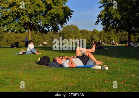 London, UK. 08th Oct, 2023. A couple enjoy the sunshine during an unuusally warm day in October in London's Hyde Park. Oct 8th 2023. (All permissions granted). Credit: Mark York/Alamy Live News Stock Photo