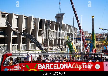 Barcelona, Spain. 28th Sep, 2023. A group of tourists in a tour bus record the cranes demolishing the 3th grandstand of the Spotify Camp Nou. The Barcelona team reforms its stadium to expand its capacity to 105.000 spectators and will be among the most modern stadiums in the world. (Photo by Pol Cartie/SOPA Images/Sipa USA) Credit: Sipa USA/Alamy Live News Stock Photo