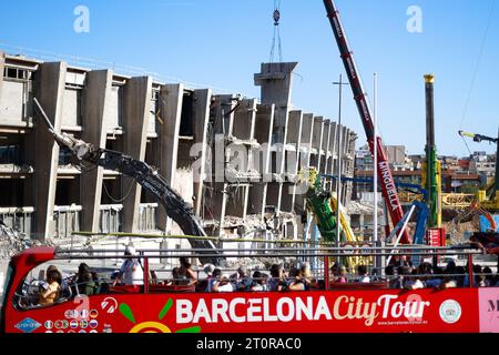 Barcelona, Spain. 28th Sep, 2023. A group of tourists in a tour bus record the cranes demolishing the 3th grandstand of the Spotify Camp Nou. The Barcelona team reforms its stadium to expand its capacity to 105.000 spectators and will be among the most modern stadiums in the world. (Credit Image: © Pol Cartie/SOPA Images via ZUMA Press Wire) EDITORIAL USAGE ONLY! Not for Commercial USAGE! Stock Photo