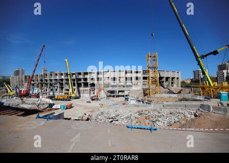 Barcelona, Spain. 28th Sep, 2023. A group of operators work with cranes in the reform of the Spotify Camp Nou in Barcelona. The Barcelona team reforms its stadium to expand its capacity to 105.000 spectators and will be among the most modern stadiums in the world. (Credit Image: © Pol Cartie/SOPA Images via ZUMA Press Wire) EDITORIAL USAGE ONLY! Not for Commercial USAGE! Stock Photo