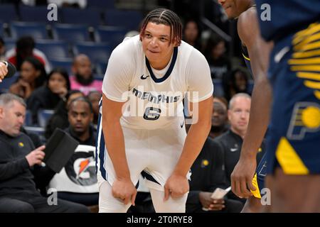 Kenneth Lofton Jr. #6 of Memphis Grizzlies passes the ball during