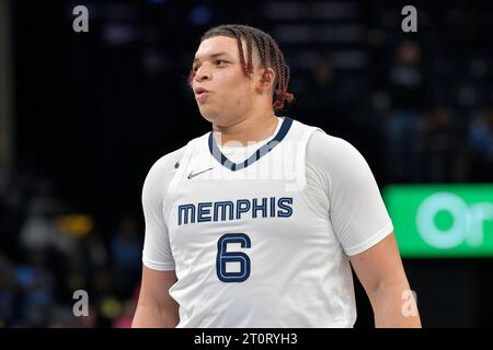 Kenneth Lofton Jr. #6 of Memphis Grizzlies passes the ball during
