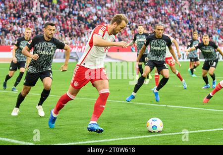 Munich, Germany. 08th Oct, 2023. Harry Kane, FCB 9 compete for the ball, tackling, duel, header, zweikampf, action, fight against Manuel GULDE, FRG 5 Kiliann Sildillia, FRG 25 in action in the match FC BAYERN MUENCHEN - SC FREIBURG 3-0 on Oct 8, 2023 in Munich, Germany. Season 2023/2024, 1.Bundesliga, FCB, München, matchday 7, 7.Spieltag Credit: Peter Schatz/Alamy Live News Credit: Peter Schatz/Alamy Live News Stock Photo
