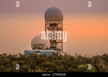 Radarturm, Abhörstation Teufelsberg, Grunewald, Charlottenburg-Wilmersdorf, Berlin, Deutschland *** Radar tower, Teufelsberg listening station, Grunewald, Charlottenburg Wilmersdorf, Berlin, Germany Credit: Imago/Alamy Live News Stock Photo