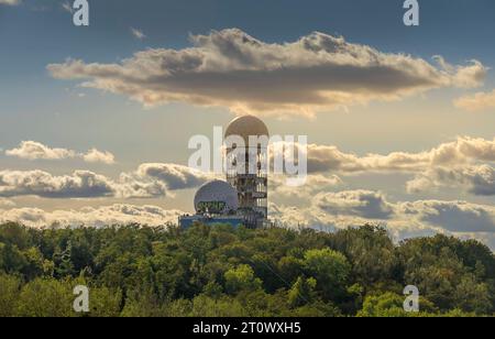 Radarturm, Abhörstation Teufelsberg, Grunewald, Charlottenburg-Wilmersdorf, Berlin, Deutschland *** Radar tower, Teufelsberg listening station, Grunewald, Charlottenburg Wilmersdorf, Berlin, Germany Credit: Imago/Alamy Live News Stock Photo