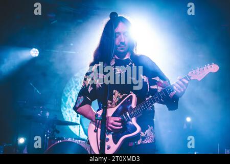 Pelle et balayette balayer le blanc de la neige, pas de personnes Photo  Stock - Alamy