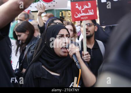 Pro Palestine protesters gather outside the Israeli embassy in London following the outbreak of war between Palestine and Israel in Gaza. Crowds cause Kensington High Street to be closed and there was a large police presence. Credit: Roland Ravenhill/Alamy. Stock Photo