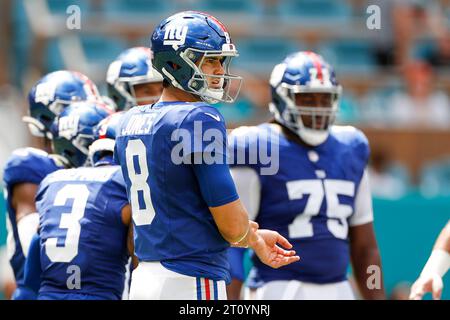 New York Giants quarterback Daniel Jones (8) in an offensive group huddle during a regular season game against the Miami Dolphins, Sunday, October 8, Stock Photo