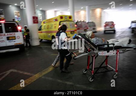 Ashkelon, Israel. 9th Oct, 2023. An injured person is transferred to a hospital in Ashkelon, south Israel, Oct. 9, 2023. Israel's state-owned Kan TV reported on Monday that at least 900 were killed by Hamas militants in Israel, while the death toll from Israeli airstrikes in Gaza rose to 687, including 140 children and 105 women, according to the Palestinian Health Ministry in Gaza. Credit: Chen Junqing/Xinhua/Alamy Live News Stock Photo