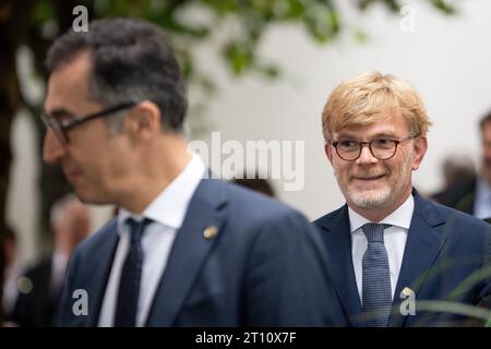 Deutsch-Franzoesische Kabinettsklausur in Hamburg Cem Oezdemir Bundeslandwirtschaftsminister Gruene gemeinsam mit Marc Fesneau, Minister fuer Landwirtschaft und Ernaehrungssouveraenitaet auf dem Weg zum gemeinsamen Gruppenbild der Deutsch-Franzoesische Kabinettsklausur in Hamburg, Hamburg, 10.10.2023 Hamburg Hamburg Deutschland *** German-French Cabinet Retreat in Hamburg Cem Oezdemir Federal Minister of Agriculture Greens together with Marc Fesneau, Minister of Agriculture and Food Sovereignty on the way to the joint group photo of the German-French Cabinet Retreat in Hamburg, Hamburg, 10 10 Stock Photo