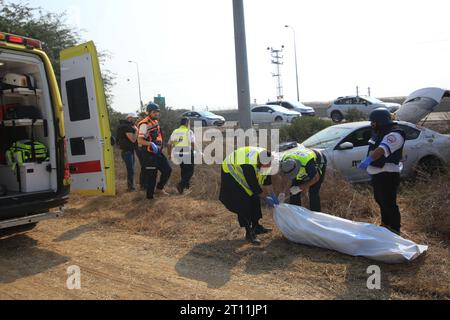 Sderot, Israel. 8th Oct, 2023. (EDITORS NOTE: Image depicts death).Police officers seen zipping a dead person in a body bag, which was found in a car after Hamas launched Operation Al-Aqsa Flood in Sderot. Fighting between Israeli soldiers and Islamist Hamas militants continues in the border area with Gaza. The death toll of Israelis has risen to 600, Israeli media reported. (Credit Image: © Saeed Qaq/SOPA Images via ZUMA Press Wire) EDITORIAL USAGE ONLY! Not for Commercial USAGE! Stock Photo