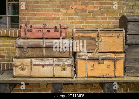 Alte Koffer, Historischer Spreewaldbahnhof, Burg im Spreewald, Brandenburg, Deutschland Stock Photo