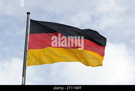 Berlin: Flagge der Bundesrepublik Deutschland am Reichstag, offiziell  Bundesflagge, ist ein deutsches Hoheitszeichen und Staatssymbol und die  Farben Schwarz, Rot und Gold. Europaflagge, Kreis aus zwölf goldenen  Sternen auf blauem Hintergrund. Die