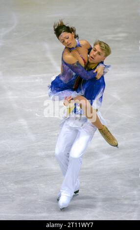 World Figure Skating Championships, Dortmund Germany , March 22nd to 28th 2004, ice dance — Isabelle DELOBEL, Olivier SCHOENFELDER / FRA Stock Photo