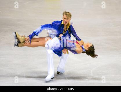 World Figure Skating Championships, Dortmund Germany , March 22nd to 28th 2004, ice dance — Isabelle DELOBEL, Olivier SCHOENFELDER / FRA Stock Photo