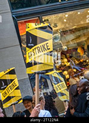 SAG and AFTRA picket line in Rockefeller Center drew large crowds on the picket  line, 1 October 2023, New York City, USA Stock Photo