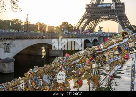 (C) Denis TRASFI / MAXPPP - à Paris le 06-10-2023 VREDESTEIN les 20km de Paris - Pont avec cadenas Stock Photo