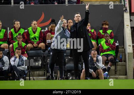 Manchester United manager Marc Skinner gesticulates' during the UEFA Women's Champions League Second Round 1st Leg match between Manchester United and Paris St Germain at Leigh Sports Stadium, Leigh on Tuesday 10th October 2023. (Photo: Mike Morese | MI News) Credit: MI News & Sport /Alamy Live News Stock Photo