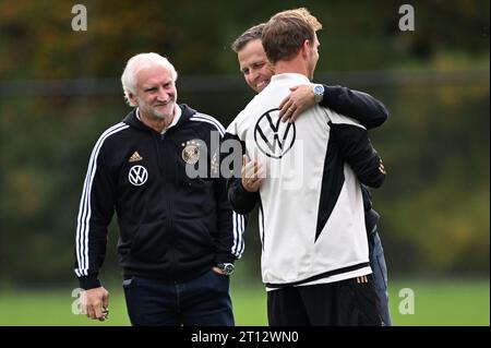Foxborough, USA. 10th Oct, 2023. Soccer: national team, Germany, US international trip, training. Oliver Bierhoff (center), former managing director of national teams and academy at the DFB, hugs national coach Julian Nagelsmann (front). On the left is DFB Sports Director Rudi Völler. Credit: Federico Gambarini/dpa/Alamy Live News Stock Photo