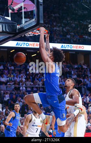 Dallas Mavericks Center Dereck Lively Ii Dunks Against The Los Angeles 