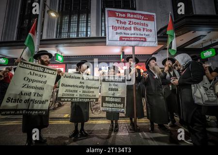 London, UK. 9th October, 2023. Anti-Zionist Jews join supporters of Palestine as they gather for a mass demonstration near the Embassy of Israel in High Street Kensington in an event organised by Stop The War coalition. Protesters chanted “Israel is a terrorist state” and “free Palestine” while letting off flares and fireworks. On 7th October, Hamas staged a surprise attack from Gaza on Israel. The Israeli prime minister, Benjamin Netanyahu, has declared that Israel is at war. Credit: Guy Corbishley/Alamy Live News Stock Photo