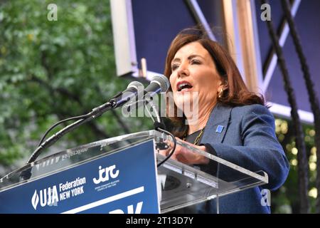 Manhattan, United States. 10th Oct, 2023. Governor of New York Kathy Hochul delivers remarks at the rally. UJA-Federation of New York and JCRC's “New York Stands with Israel” held a vigil and rally at Dag Hammerskjold Plaza in Manhattan, New York. Credit: SOPA Images Limited/Alamy Live News Stock Photo