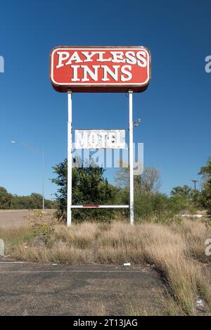 Tall red pole sign for Payless Inns motel on Route 66, the Mother Road, in Tucumcari, New Mexico, United States, USA. Stock Photo