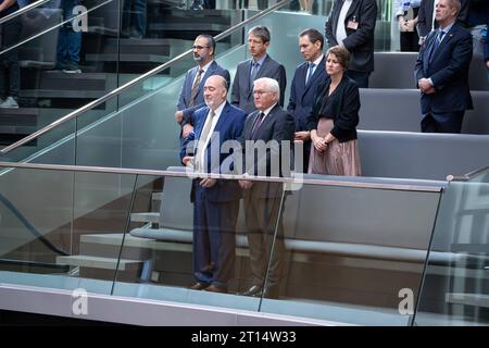 127. Bundestagssitzung und Debatte Bundespraesident Frank-Walter Steinmeier und Ron Prosor Botschafter von Israel in der Bundesrepublik Deutschland auf der Ehrentribuene des Deutschen Bundestag und zeigt bedauern fuer die Situation des Staates Israel bei der Schweigeminute im Deutschen Bundestag zur Lage in Israel, Berlin, 11.10.2023 Berlin Berlin Deutschland *** 127 Bundestag session and debate German President Frank Walter Steinmeier and Ron Prosor Ambassador of Israel to the Federal Republic of Germany on the honorary tribune of the German Bundestag and shows regret for the situation of the Stock Photo