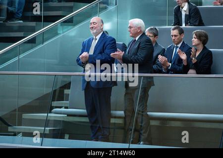 127. Bundestagssitzung und Debatte Bundespraesident Frank-Walter Steinmeier und Ron Prosor Botschafter von Israel in der Bundesrepublik Deutschland auf der Ehrentribuene des Deutschen Bundestag und zeigt bedauern fuer die Situation des Staates Israel bei der Schweigeminute im Deutschen Bundestag zur Lage in Israel, Berlin, 11.10.2023 Berlin Berlin Deutschland *** 127 Bundestag session and debate German President Frank Walter Steinmeier and Ron Prosor Ambassador of Israel to the Federal Republic of Germany on the honorary tribune of the German Bundestag and shows regret for the situation of the Stock Photo